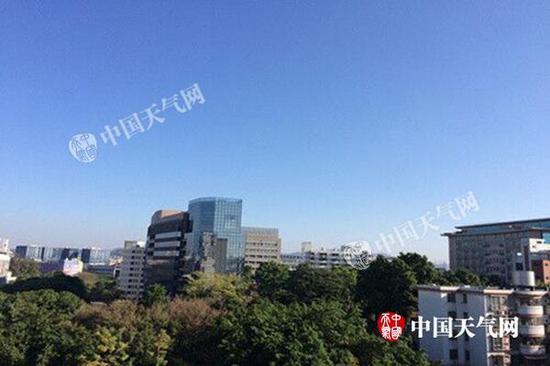 昨天，广州蓝天霸屏阳光正好。（图/黄玉明）