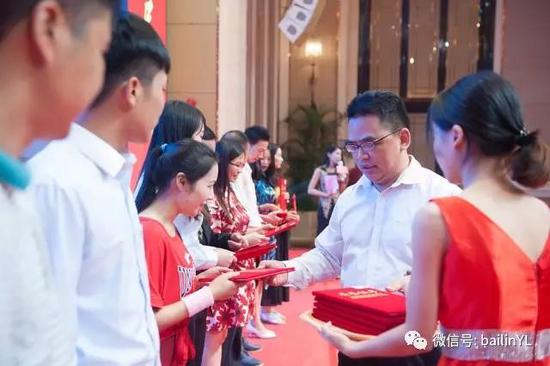 颁发“我是百林人,献礼十周年”主题征文奖