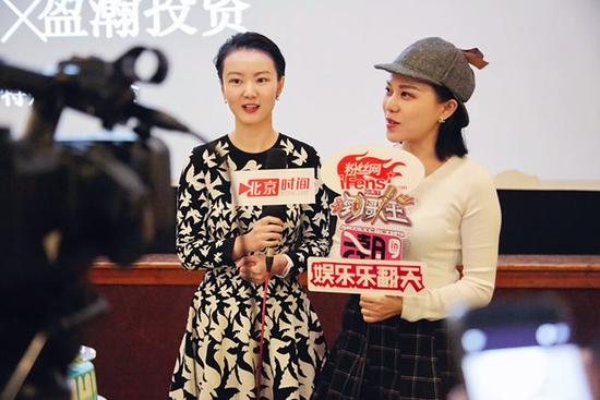 盈瀚投资的董事长罗茜女士(左)和三七互娱品牌总监唐诗女士（右）接受媒体采访