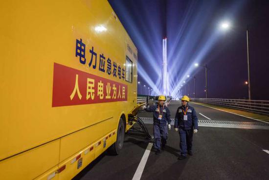 南方电网广东珠海供电局安排一台发电车和两台不间断电源车对转播车、主灯光等核心负荷进行不间断电源保障,实现了春晚录制现场应急电源全覆盖,确保珠海春晚分会场供电万无一失。梁家豪 摄