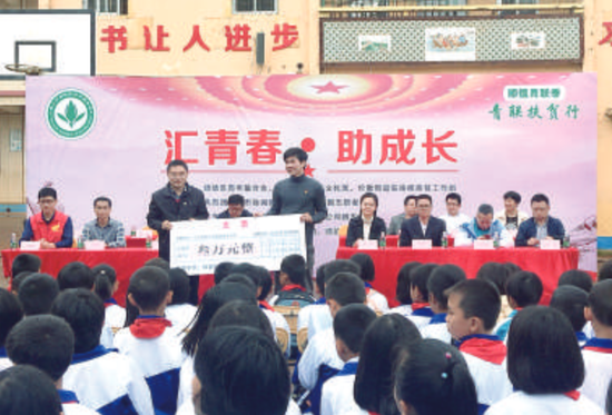 顺德区青年联合会向共青团湛江市徐闻县委员会进行捐赠。/顺德青联供图