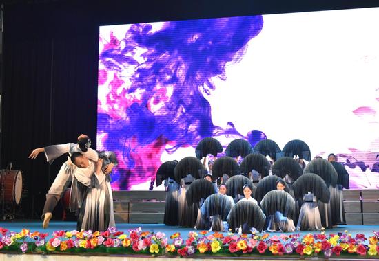 顺德区实验中学舞蹈团带来舞蹈表演《盛世鸿资》