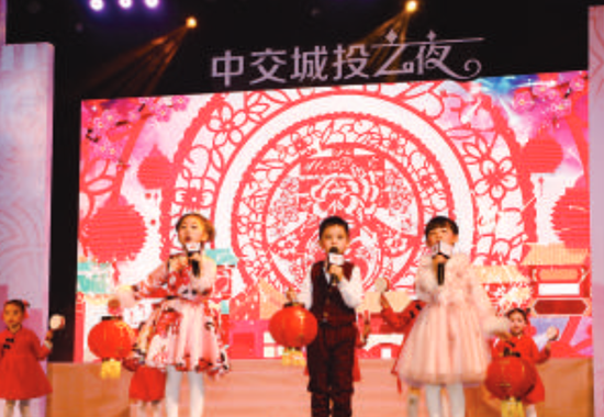 杏坛中心幼儿园的小朋友为观众送上喜庆又可爱的歌舞表演。