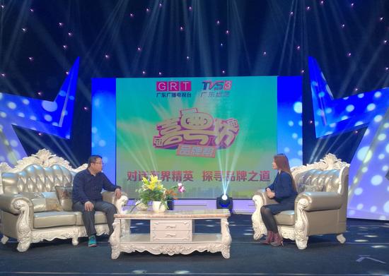 (佛山市顺德区奥德鑫润滑油有限公司总经理 朱益祥,广东广播电视台主持人 吴荻 )