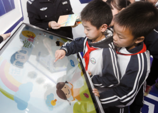 小学生在禁毒教育园地玩禁毒知识竞赛游戏。/珠江商报记者朱德文摄