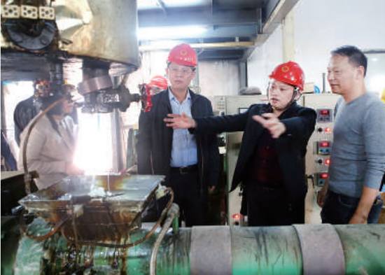 王勇（右三）到陈村广隆工业区一厂企生产车间检查安全生产。/珠江商报记者朱德文摄