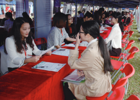 北滘组织企业赴广州大学城举办专场招聘会。