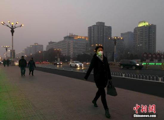 北京市民在雾霾中出行