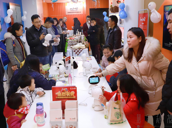 小哈机器人成都首家体验店开业 开启线下新布