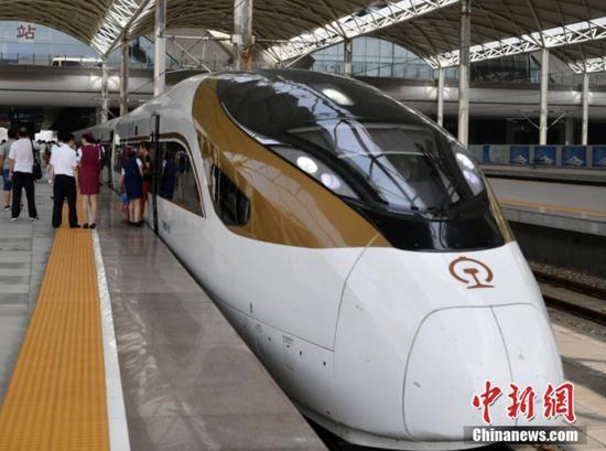资料图：开往石家庄的G9061次“复兴号”动车组列车在北京西站迎接旅客。 中新社记者 贾天勇 摄