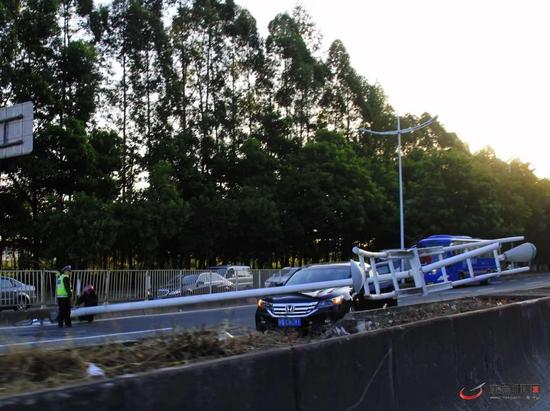 环城路南城往万江方向一电灯柱倒下,造成现场大塞车,目前交警正在处理 网友供图