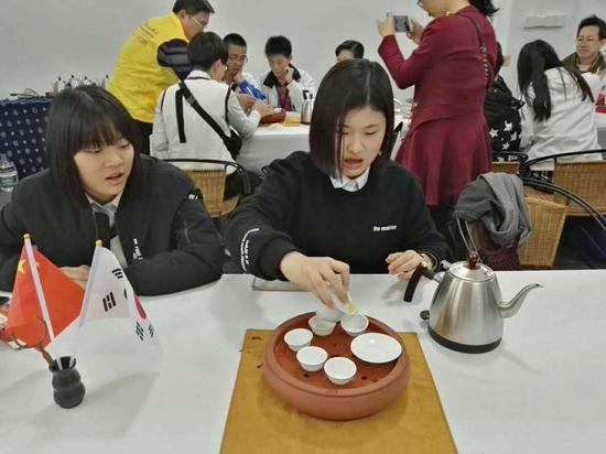 韩国青少年组团体验汕头工夫茶 增进中韩茶文