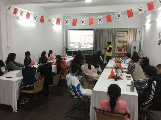 韩国青少年组团体验汕头工夫茶 增进中韩茶文