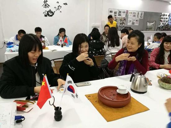 韩国青少年组团体验汕头工夫茶 增进中韩茶文