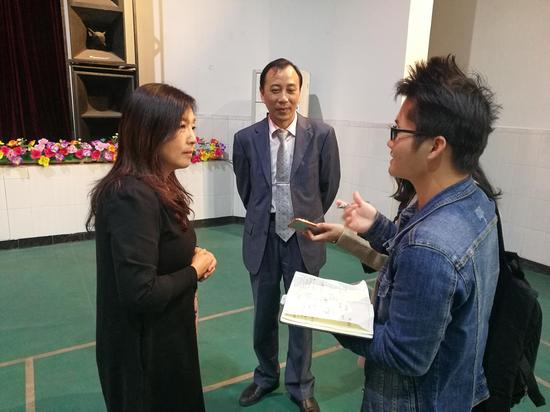 顺德区实验中学校长徐东皓女士接受媒体采访(左一)