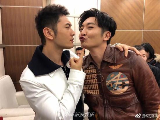 黄晓明和郭京飞的“亲亲照” 身后的谢霆锋亮了