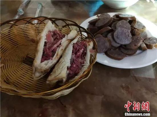 河间老店里的正宗驴肉做的火烧和香肠。虽然卖相不是太好,但确实很好吃。李晓伟 摄