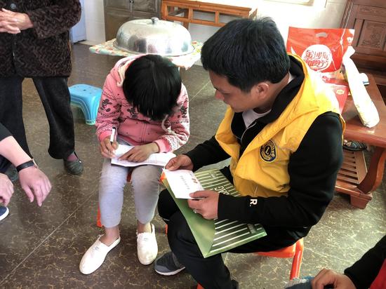 下乡探访贫困学生,送助学金及物资