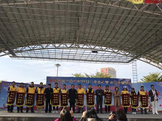 为捐赠爱心企业爱心人士颁发答谢嘉许牌