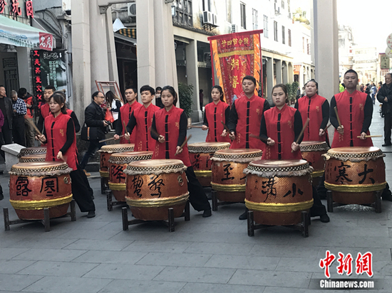 潮州潮響鼓社表演二十四节令鼓。中新网记者 何路曼 摄