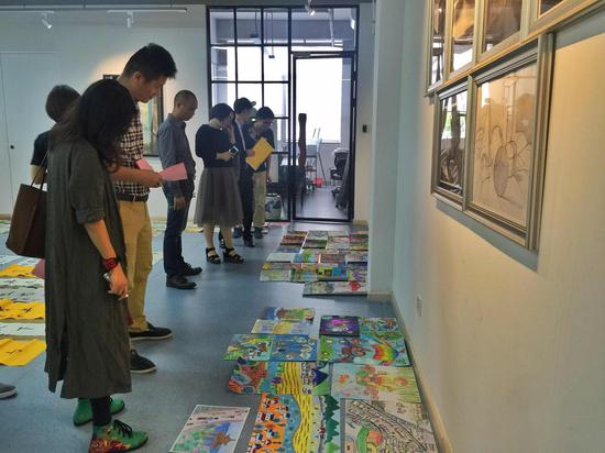 大赛组委会评审专家们在进行复赛作品的评审