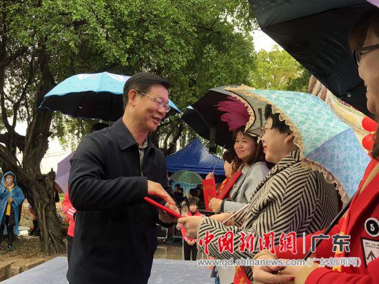 吴启煌与文明家庭代表激情交谈。