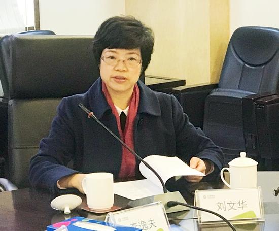 汕头市商务局局长刘文华在会上发言。