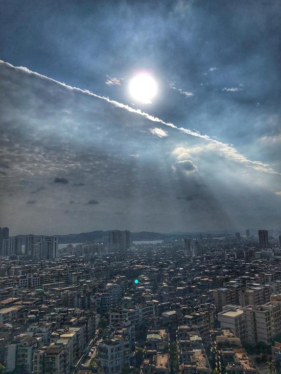 汕头天空出现奇特“被子云”