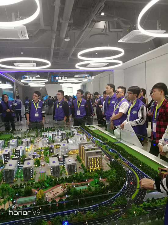 考察团参观港湾1号展厅