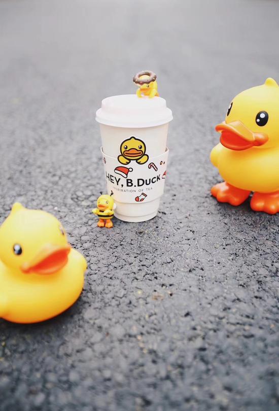 喜茶联手B.Duck小黄鸭跨界合作