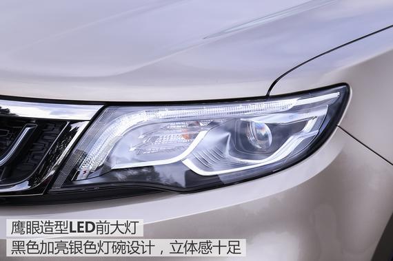 鹰眼造型的LED前大灯,造型犀利,黑色加亮银色灯碗设计,立体感十足。