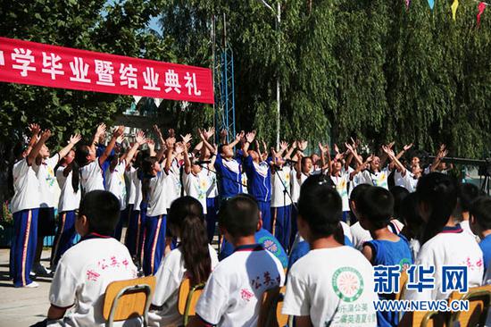   图为蒲公英中学在校园操场上举行初三毕业生毕业暨结业典礼 闫梦 摄