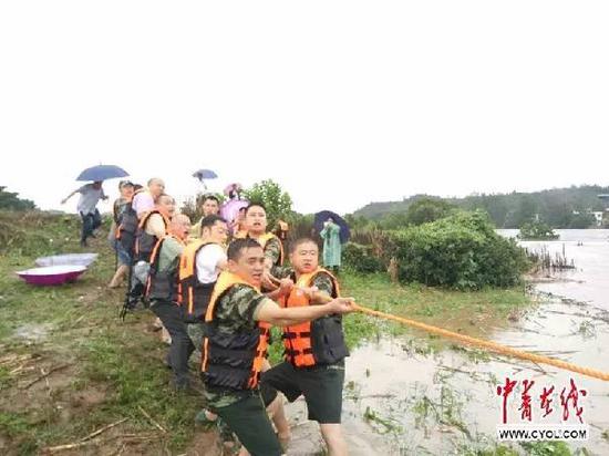 浏阳市青年公益组织积极参与抗洪救援