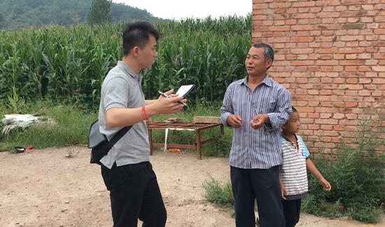 华中科技大学校媒记者王楠采访安泽县东唐村村民。内蒙古师范大学 陈宇飞/摄