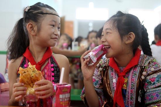 9月5日,在广西融水苗族自治县第三小学,苗族学生在吃免费营养早餐。视觉中国供图