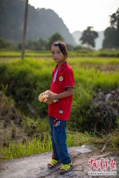 上少寨，8岁的吴宇涵家住在河对岸，给妹妹买了零食准备通过红军桥回家。