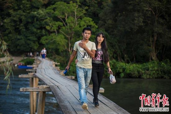9月22日傍晚，邻村的小杨带着女朋友小罗到上少寨红军桥畔游玩。