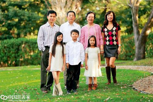 邵亦波与父母、太太和三个孩子的近照