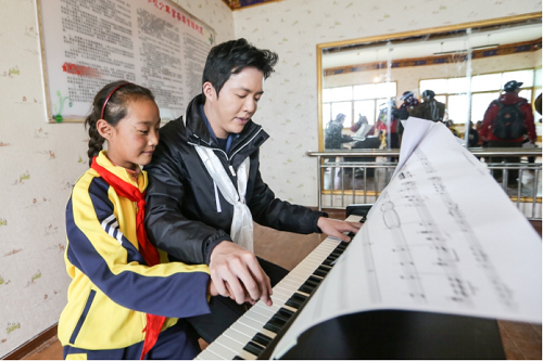 2016年,李云迪给普玛江塘小学孩子上音乐课