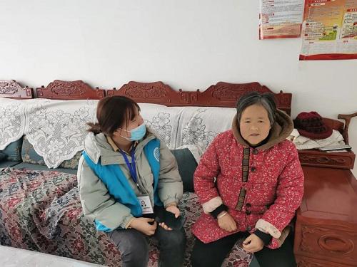 社工入户探访,和服务对象家属交谈