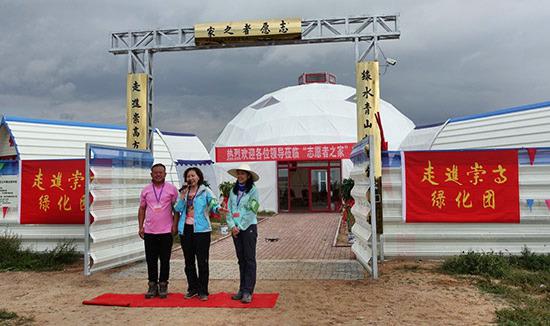 北京市海淀区上地街道办事处党委书记毕淑琴(中)分享植树心得