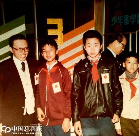 11岁时,邵亦波(左二)在有150万人参赛的首届全国“华罗庚金杯”少年数学竞赛中获金牌奖(全国第三名)
