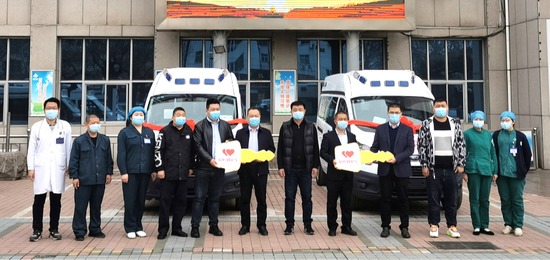 图:救护车相继运抵受赠医院