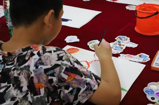 小朋友在绘画。