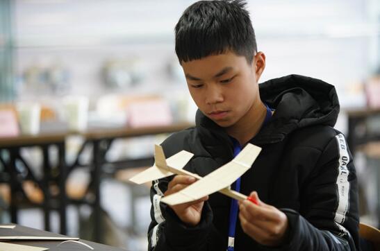 学生亲手制作参赛飞机模型。