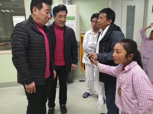 著名相声演员刘全和、刘全利老师看望包虫病患者。