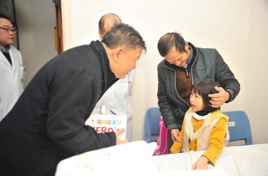 陈竺会长看望“地中海贫血儿童救助项目”首例受资助患儿。