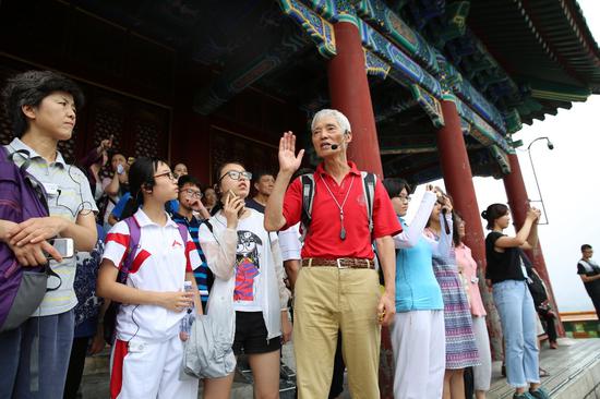 北京地理学会副理事长、历史学者朱祖希带领大家登顶景山,实地讲解