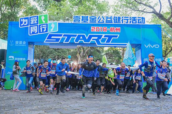 出发队伍听到发令枪迫不及待开走(无由 摄)