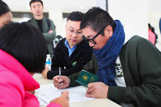 沃欧咖啡创始人王鹏(左)、专项基金发起人孙楠(右)参与筛查